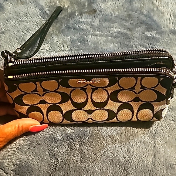 Coach Designer Signature C Style Wallet/Wristlet, Dual Compartments, Zip Closure - Picture 4 of 8